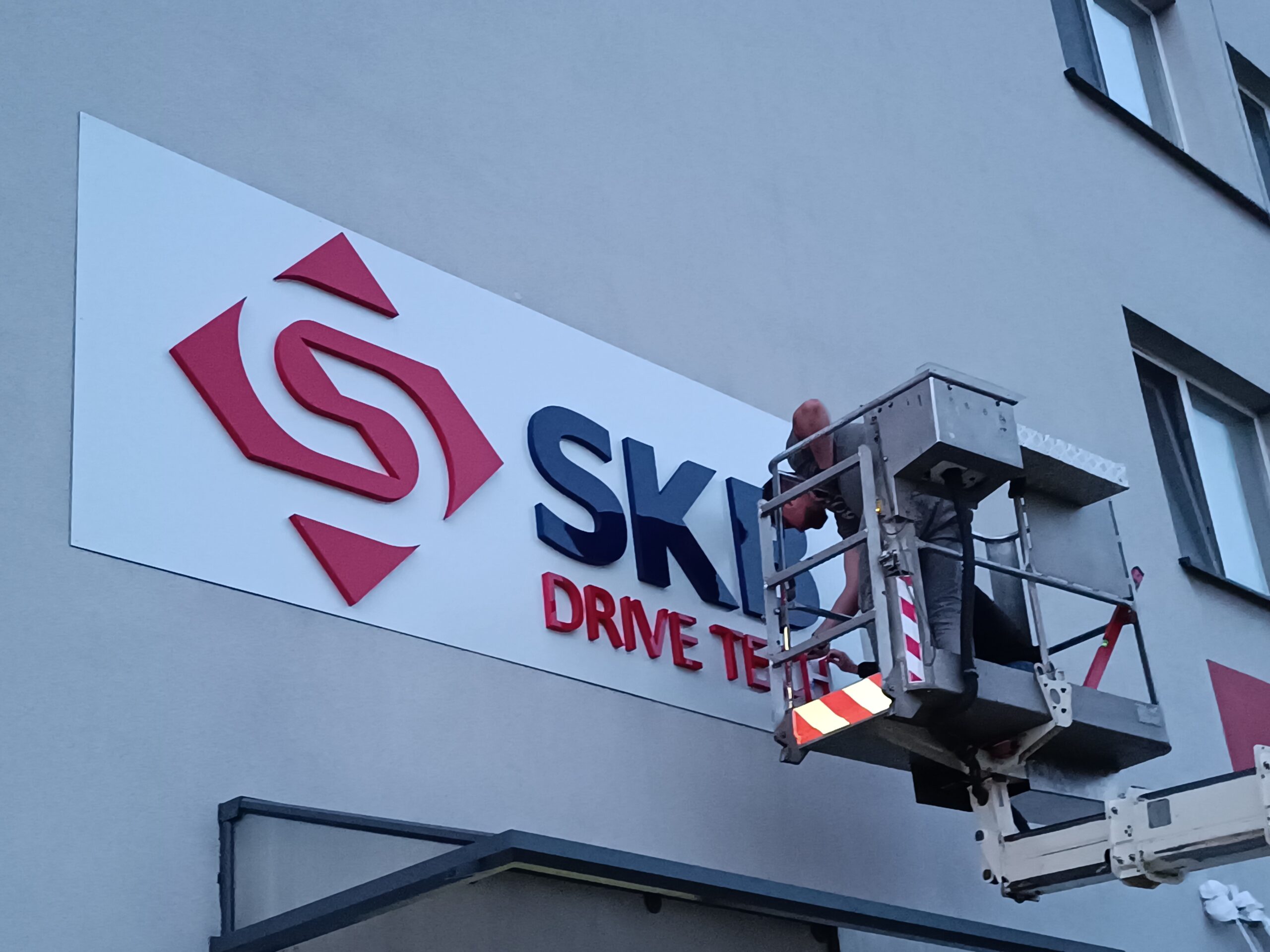 Montaż liter blokowych SKB Drive Tech przez Agencję Reklamy Gawlikowski w Radomsku.