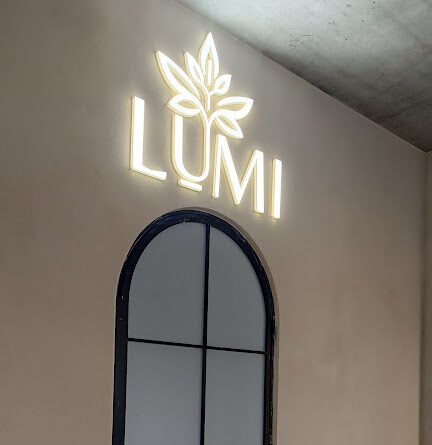 Podświetlane litery blokowe LUMI Yoga Studio wykonane przez Agencja Reklamy Gawlikowski w Radomsku.