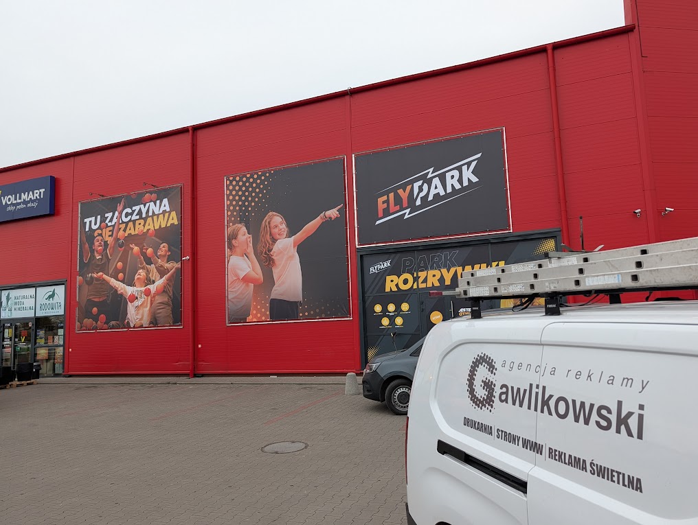 Banery FlyPark i oklejone auto Agencja Reklamy Gawlikowski – profesjonalna reklama zewnętrzna w Radomsku.